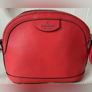 KATE SPADE SYLVIA X-LARGE DOME CROSSBODY. COLOR:SPOTLIGHT. INTERIOR POCKET.